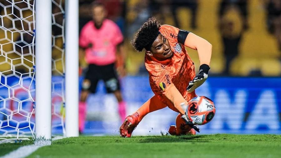 Hugo Souza defende pênalti em Novorizontino x Corinthians, jogo do Paulistão