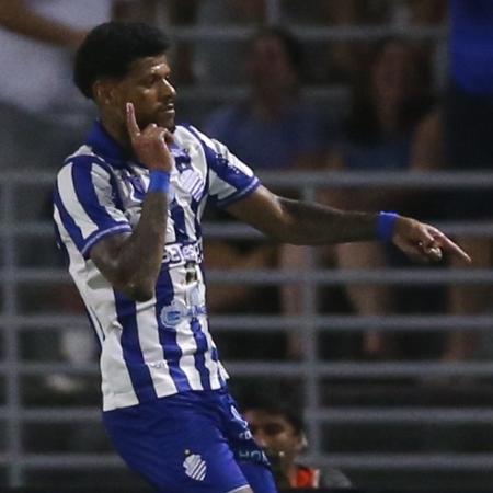 Tiago Marques, do CSA, celebra gol sobre o Grêmio em jogo da Copa do Brasil