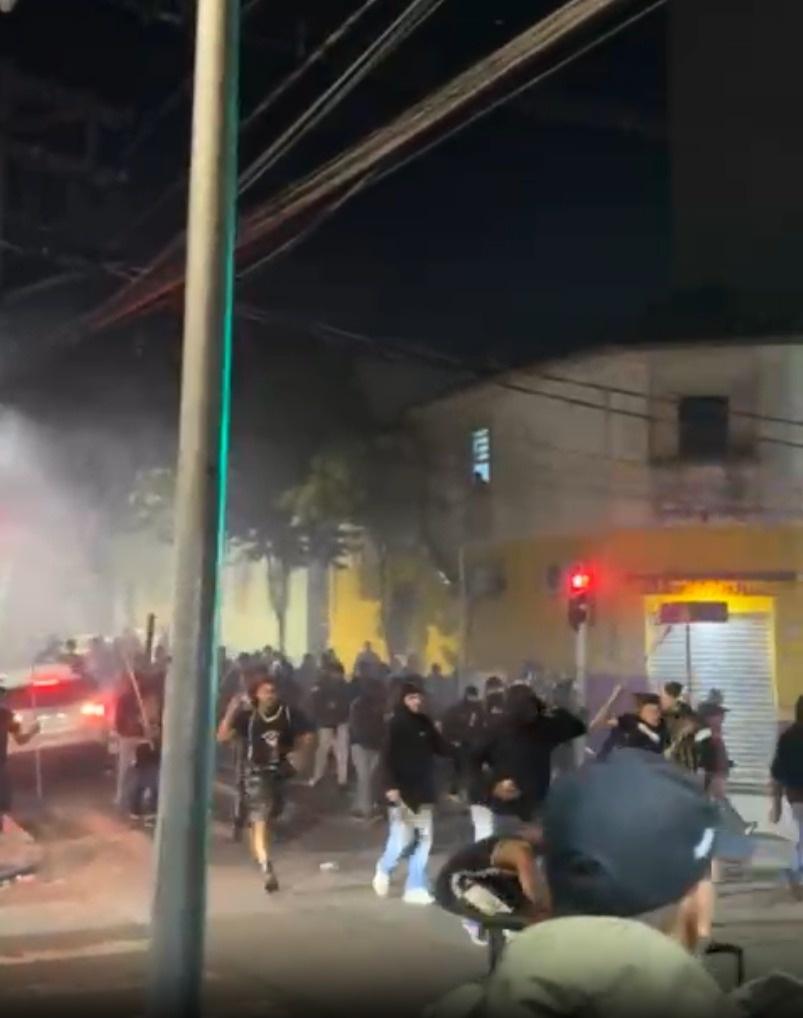 Briga entre torcedores de Corinthians e São Paulo após clássico