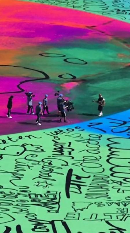 Justin Bieber cercado de câmeras durante o show do intervalo