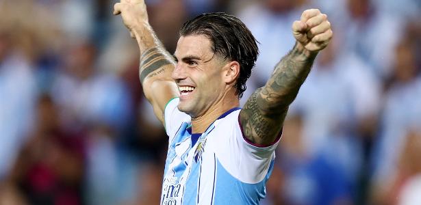 Time espanhol bate pênalti 'sozinho' e fatura troféu após confusão; entenda
