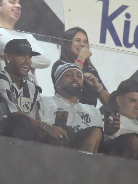 Neymar e Gabriel Barbosa durante partida contra o Cruzeiro no estadio Vila Belmiro Santos vence
