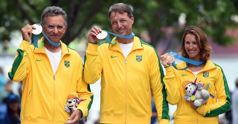 Equipe brasileira recebe a medalha de bronze na classe lightning da vela