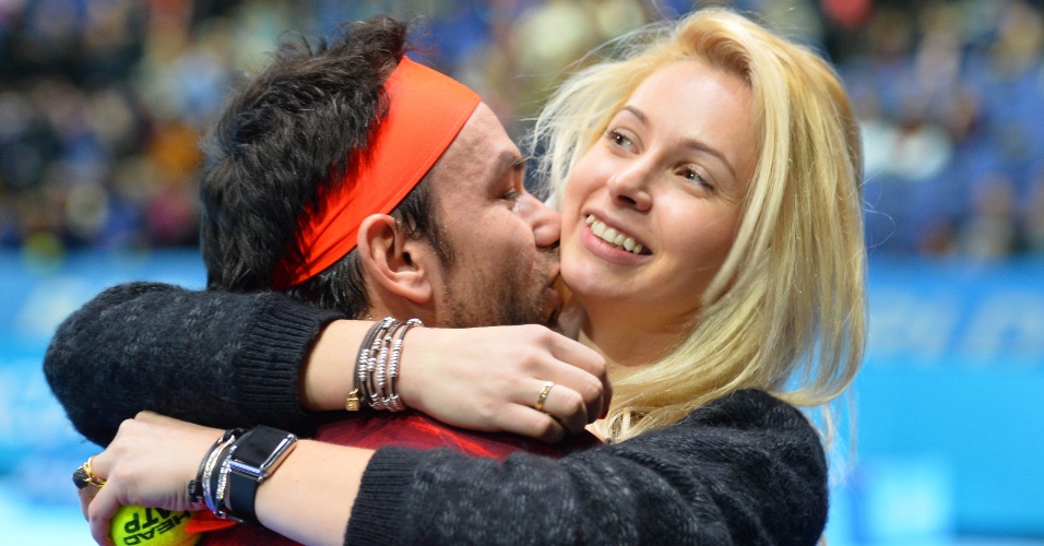 Florin mergea, da Romênia, abraça a namorada após bater Ivan Dodig e Marcelo Melo na semifinal das Finais da ATP