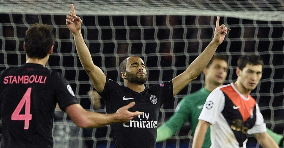 Brasileiro do PSG, Lucas comemora gol contra o Shakhtar, na França, pela Liga dos Campeões