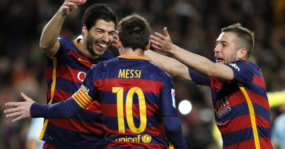 Suárez abraça Messi na vitória do Barcelona sobre o Celta; dupla bateu pênalti em dois toques