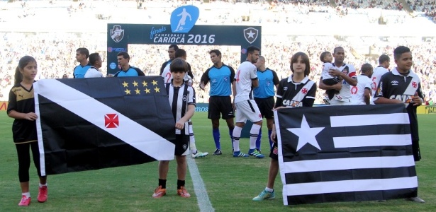 Crianças botafoguenses e vascaínas confraternizam antes do jogo no Maracanã - Paulo Fernandes / Site oficial do Vasco