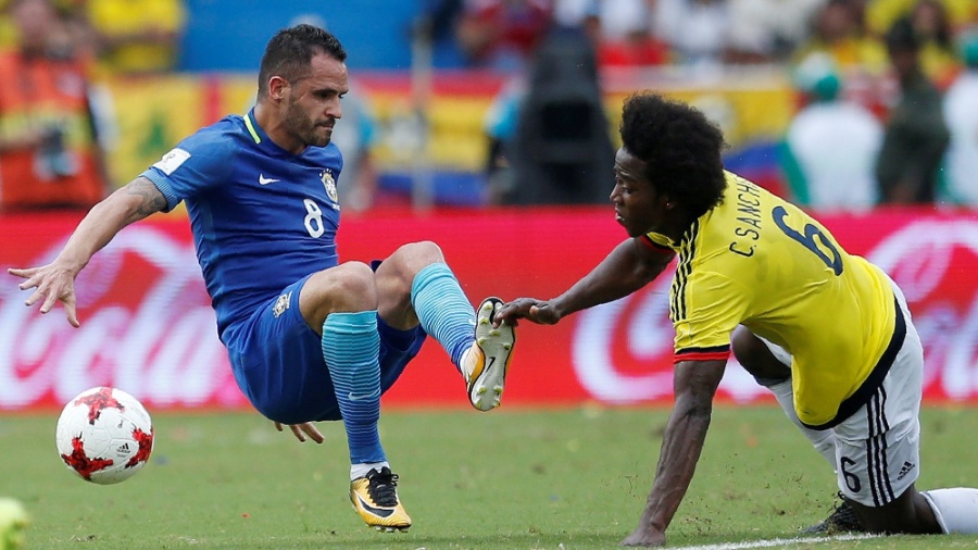 Renato Augusto disputa bola com Sánchez em Colômbia x Brasil - Jaime Saldarriaga/Reuters