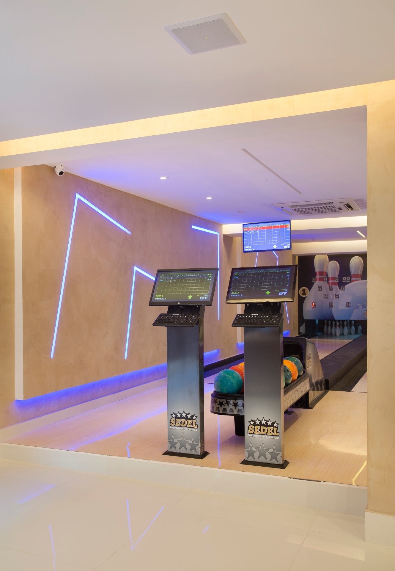 A pista de boliche foi um pedido dos donos da casa. Ela foi feita por uma empresa do Sul e ficou anexada ao salão de festas - Divulgação