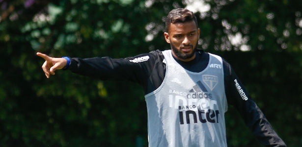 Reinaldo em treino do São Paulo; lateral-esquerdo está pendurado