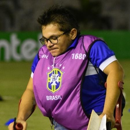 Repórter Rogério Roque durante partida de futebol - Alênio Júnior/Clicksports PB