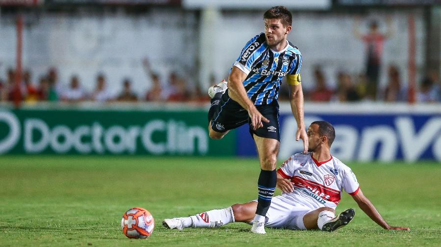 Kannemann disputa a bola em jogo entre Grêmio e São Luiz pela semifinal do Gauchão - LUCAS UEBEL/GREMIO FBPA
