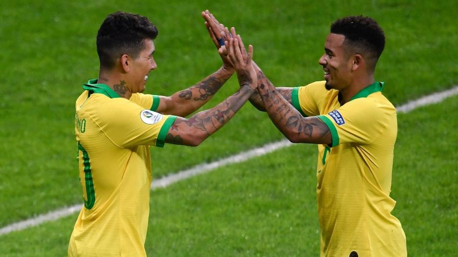 Firmino e Gabriel Jesus se cumprimentam após gol contra a Argentina - Mauro Pimentel/AFP