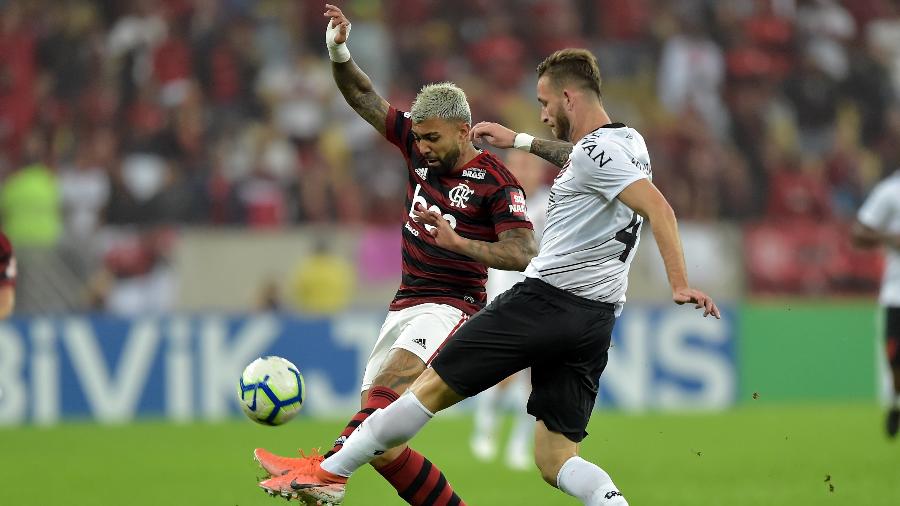 Gabigol, do Flamengo, disputa lance com Léo Pereira, do Athletico-PR, durante partida pela Copa do Brasil - Thiago Ribeiro/AGIF