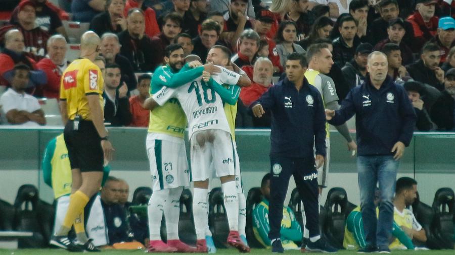 Deyverson, do Palmeiras, comemora gol durante partida contra o Athletico-PR - Gabriel Machado/AGIF