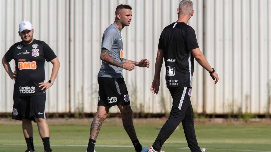 Meia Luan recebe orientação do técnico Tiago Nunes durante treino; os dois estreiam pelo Corinthians hoje - Daniel Augusto Jr/Agência Corinthians