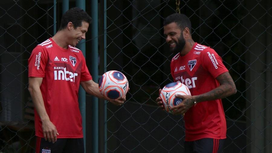 Hernanes e Daniel Alves em treino do São Paulo - Rubens Chiri/saopaulofc.net