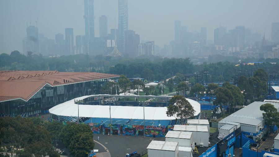 Fumaça procedente dos incêndios na Austrália cancelou os treinos no Melbourne Park - AAP Image/Michael Dodge/via REUTERS