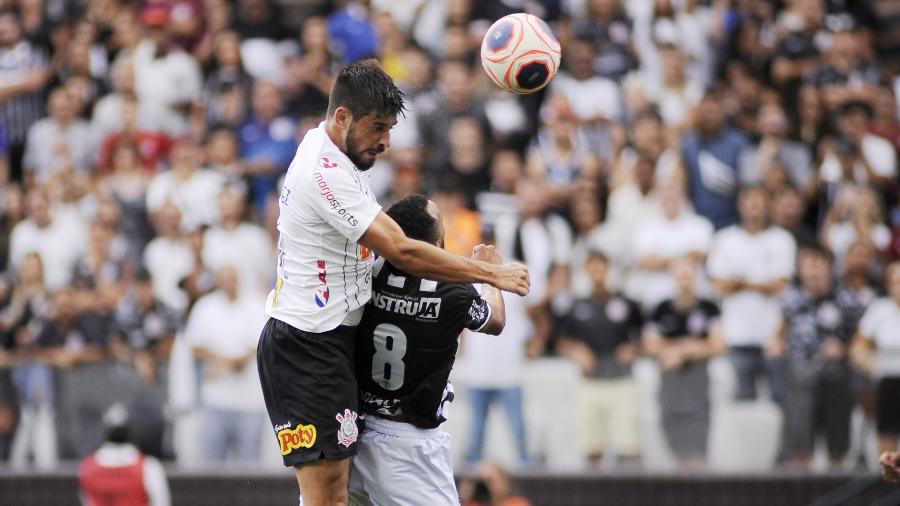 Bruno Mendez, do Corinthians, disputa bola com Marquinhos, da Inter de Limeira - Alessandra Torres/AGIF