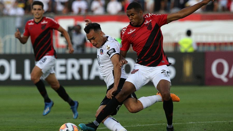 Erick desarma Gabriel Suazo durante partida entre Colo-Colo e Athletico na Libertadores - CLAUDIO REYES / AFP