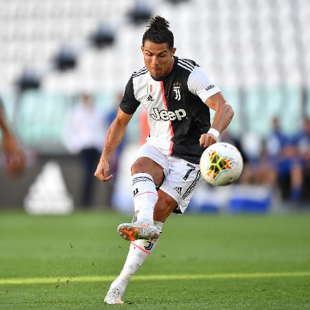 Cristiano Ronaldo faz primeiro gol de falta pela Juventus contra o Torino - Valerio Pennicino/Getty Images