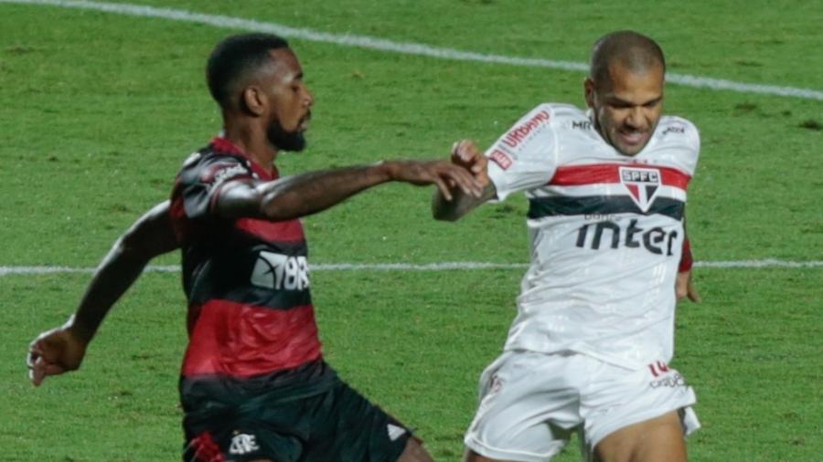 Gérson e Daniel Alves disputam bola durante São Paulo e Flamengo - Marcello Zambrana/AGIF