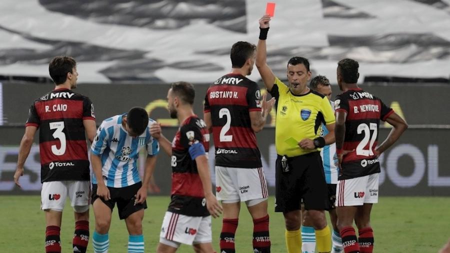 Rodrigo Caio, do Flamengo, reclama após ser expulso contra o Racing - EFE/ Antonio Lacerda POOL