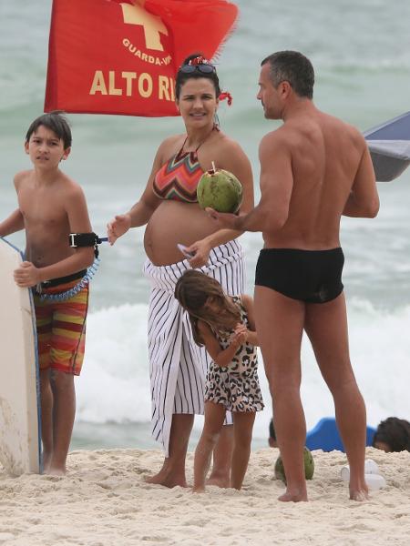 Malvino Salvador e Kyra Gracie na praia da Barra da Tijuca, no Rio de Janeiro - Leo Franco / AgNews