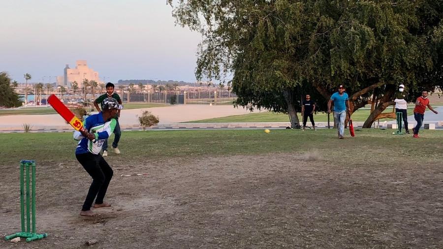 Para os imigrantes de Bangladesh, jogar críquete interessa mais do que futebol e o Mundial - Tiago Leme/UOL