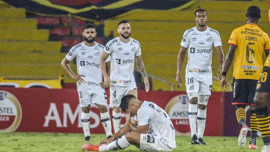 Jogadores do Santos, durante partida contra o Barcelona-EQU, pela Libertadores - Marcos Pin / POOL / AFP