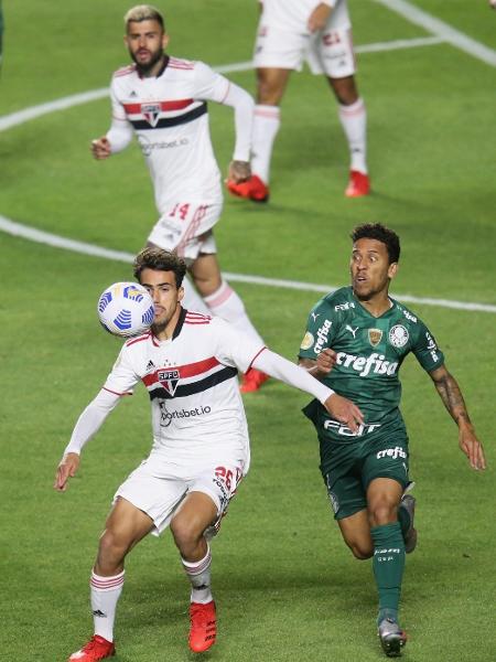 Igor Gomes disputa bola com Marcos Rocha, durante a partida entre São Paulo e Palmeiras - Paulo Pinto/São Paulo FC