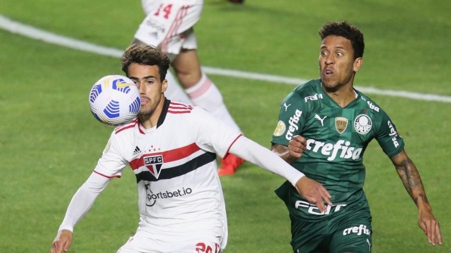 Igor Gomes disputa bola com Marcos Rocha, durante a partida entre São Paulo e Palmeiras - Paulo Pinto/São Paulo FC
