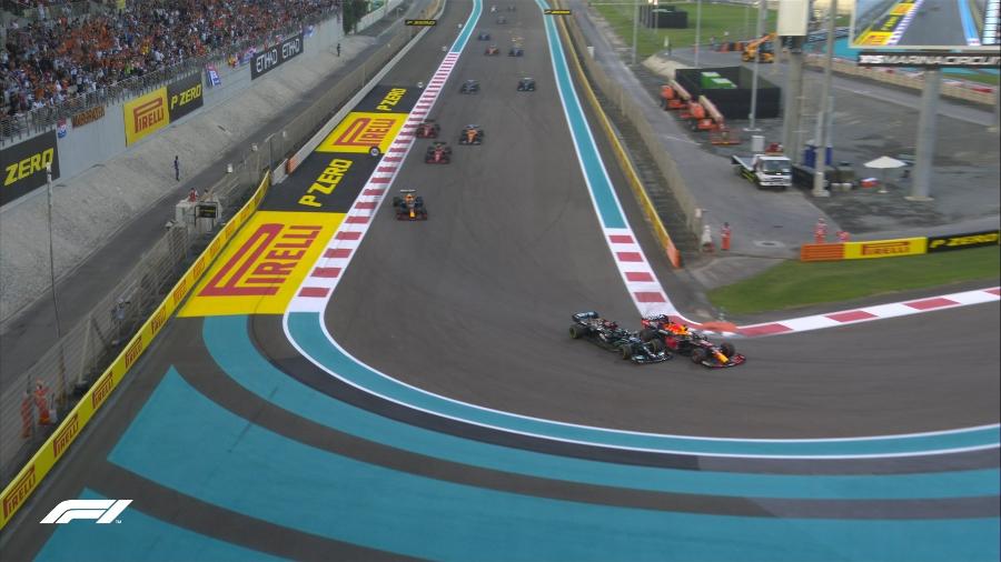 Max Verstappen e Lewis Hamilton se tocam no início do GP de Abu Dhabi - Fórmula 1