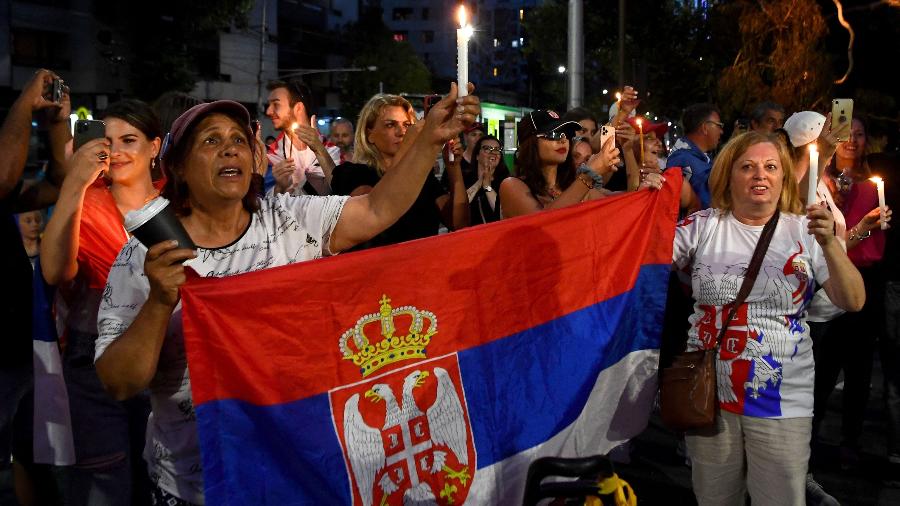 Manifestantes sérvios fazem protesto em frente a hotel onde Djokovic está na Austrália - William WEST / AFP