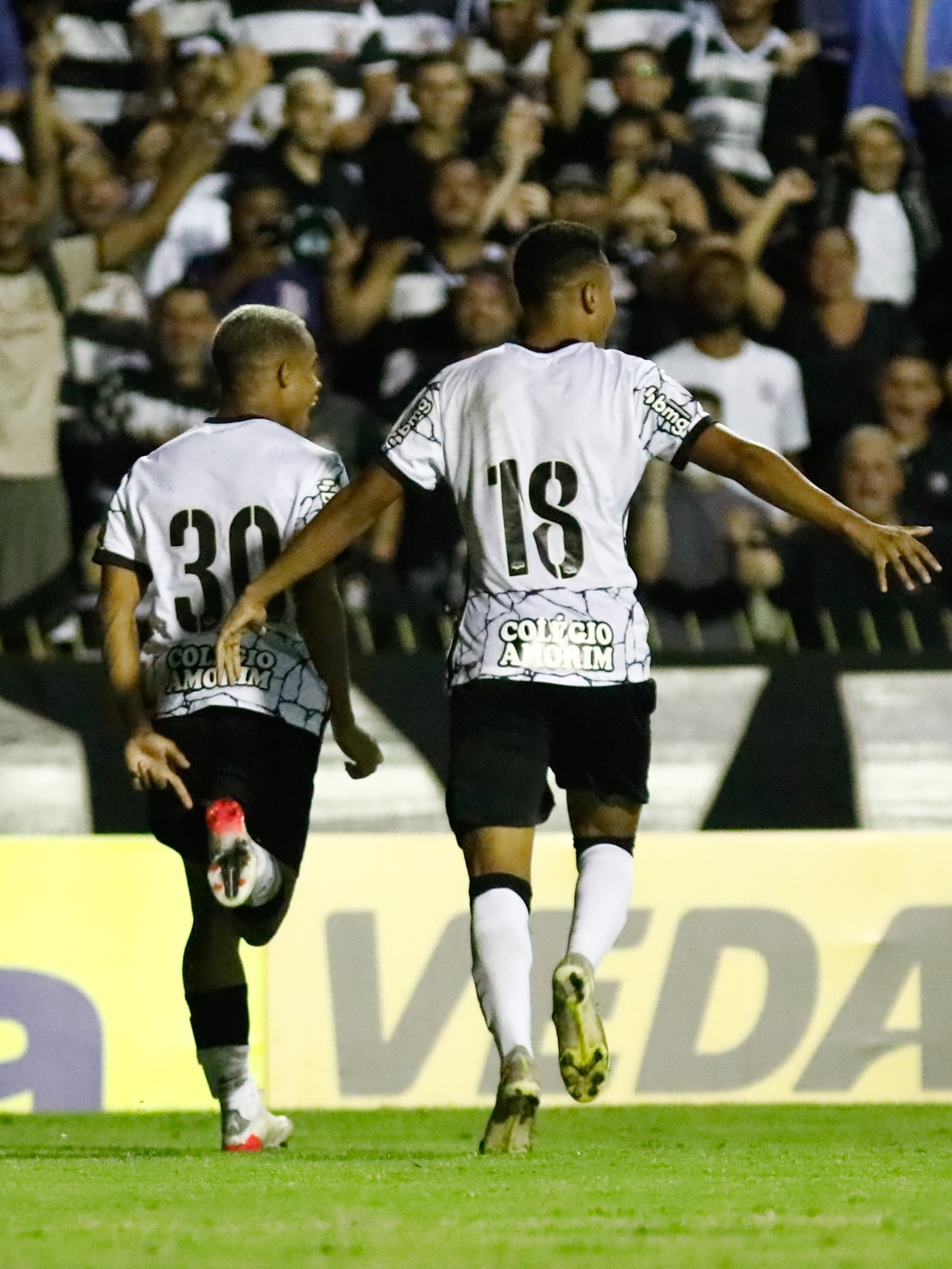 Zagueiro e goleiro são os melhores do Corinthians em triunfo no