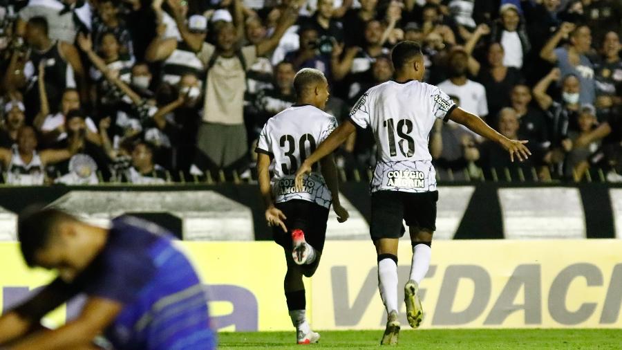 Pedro, de apenas 15 anos, roubou a cena no jogo do Corinthians  - Rodrigo Gazzanel/ Ag. Corinthians 