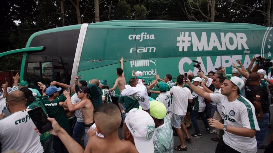 Torcedores do Palmeiras marcaram presença até a saída do ônibus do CT - André Porto