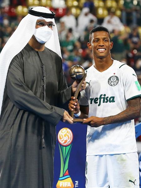 Danilo recebe o prêmio de terceiro melhor jogador do Mundial de Clubes - Adil Alnaimi/DiaEsportivo/Estadão Conteúdo