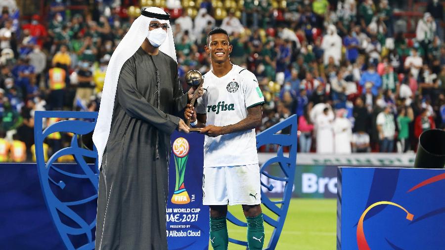 Danilo recebe o prêmio de terceiro melhor jogador do Mundial de Clubes pelo Palmeiras - Adil Alnaimi/DiaEsportivo/Estadão Conteúdo