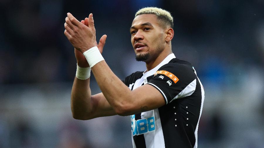 Joelinton aplaude a torcida do Newcastle durante jogo - Robbie Jay Barratt - AMA/Getty Images