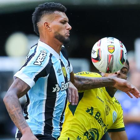 Rodrigues disputa a bola pelo Grêmio contra o Ypiranga pela final do Campeonato Gaúcho 2022 - Pedro H. Tesch/AGIF