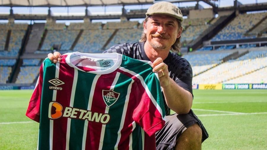 Luka Peros, que interpretou "Marselha", em La Casa de Papel, com a camisa do Fluminense - Reprodução Web: // Instagram Fluminense