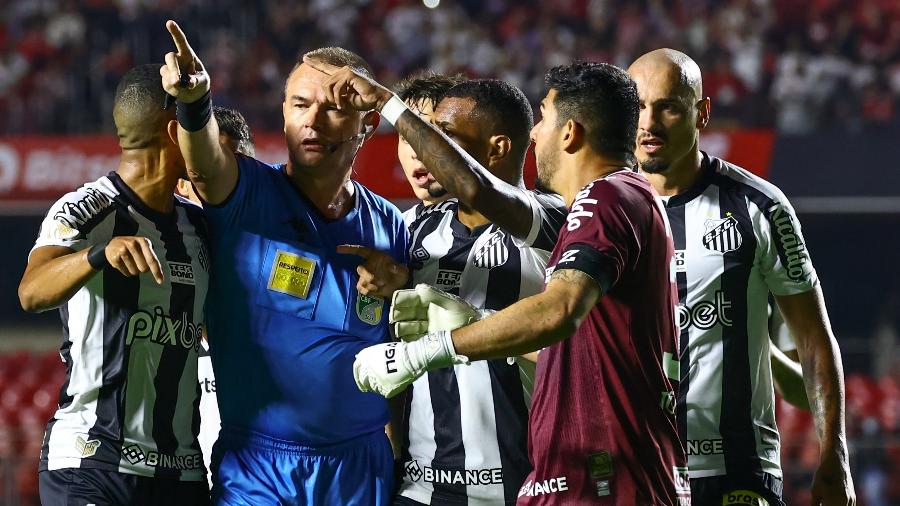 jogadores do Santos reclamam com a arbitragem durante partida contra o São Paulo - Marcello Zambrana/AGIF