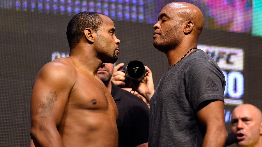 Daniel Cormier e Anderson Silva se encaram antes de luta pelo UFC 200 valendo o cinturão meio-pesado da organização - Josh Hedges/Zuffa LLC/Zuffa LLC via Getty Images