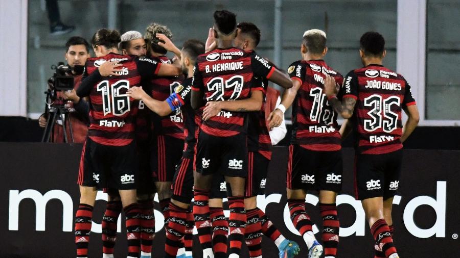 Jogadores do Flamengo comemoram gol de Arrascaeta, na partida contra o Talleres-ARG - Fotobairesarg/AGIF 