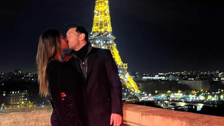 Messi e Antonella adoram publicar fotos com a Torre Eiffel ao fundo - Reprodução