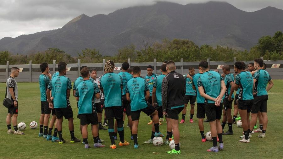 Emílio Faro, técnico interino do Vasco, conversa com jogadores no CT Moacyr Barbosa - Daniel Ramalho / CRVG