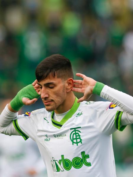 Pedrinho, do América-MG, comemora gol na partida contra o Juventude pelo Campeonato Brasileiro - Luiz Erbes/AGIF