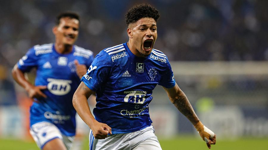 Felipe Machado, do Cruzeiro, comemora seu gol na partida contra o Vasco pela Série B do Brasileirão - GILSON JUNIO/W9 PRESS/ESTADÃO CONTEÚDO