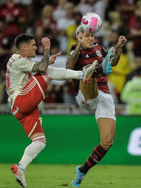 Bustos e Pedro brigam pela bola em Flamengo x Inter, jogo do Campeonato Brasileiro - Thiago Ribeiro/AGIF